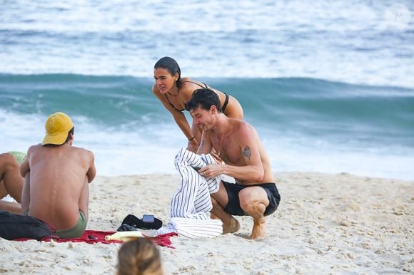 Shawn Mendes e Bruna Marquezine trocam carícias e aproveitam momento de descanso à beira-mar