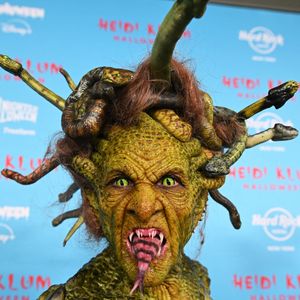 Transformação reptiliana Medusa de Heidi impressiona após 24 anos de tradição e mantém a modelo no topo das festas temáticas