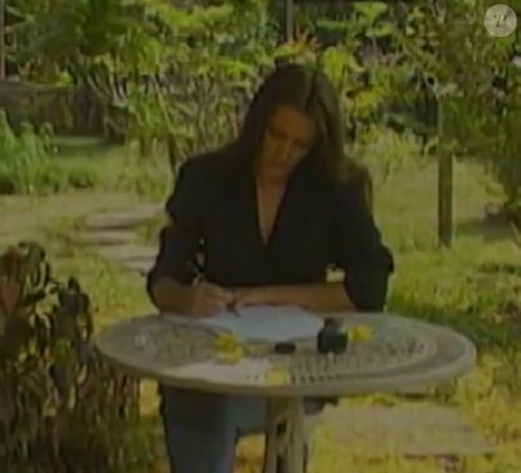 Antes e depois de Ilze Scamparini: jornalista da Globo, de cabelos longos, no Globo Repórter (1995).