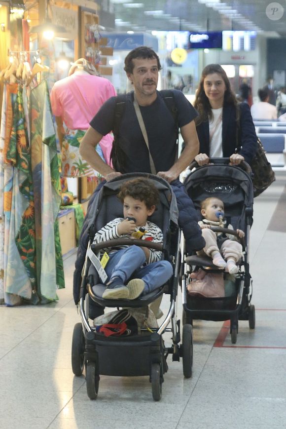 Fotos raras mostram Jayme Matarazzo e a mulher, Luiza Tellechea, com os filhos em aeroporto do Rio
