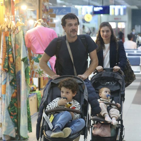 Fotos raras mostram Jayme Matarazzo e a mulher, Luiza Tellechea, com os filhos em aeroporto do Rio