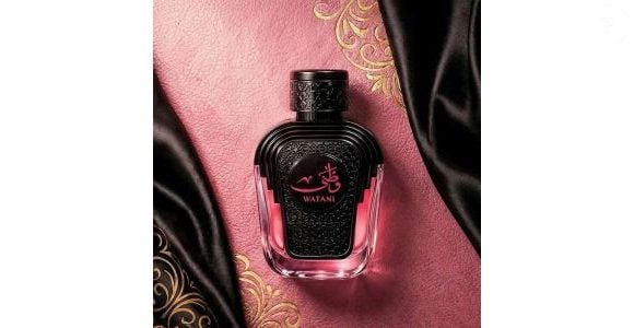 A delicadeza das flores encontra a intensidade da perfumaria árabe em uma fragrância marcante e envolvente