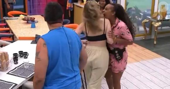 Sol Vega foi expulsa do 'BBB 26', após sacudir os braços de Ana Paula Renault