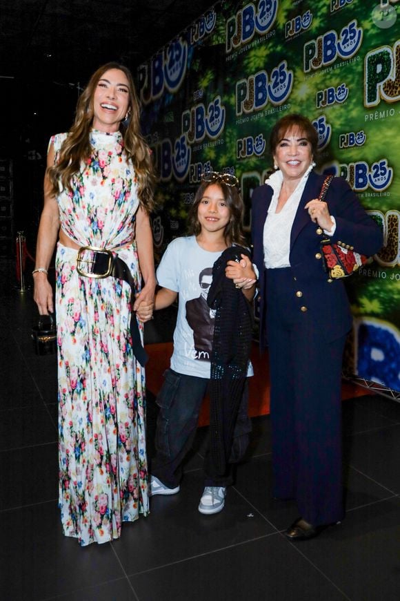 Viúva, filha e neta de Silvio Santos, Iris Abravanel, Patricia Abravanel e Jane, 9 anos, foram juntas à premiação, que escolheu comunicadora a Melhor Apresentadora de 2026