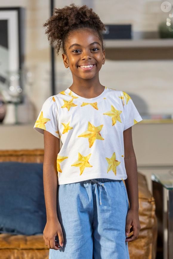 A atriz Luara Telles é Sarita, filha adotiva de Laís e Cecília, na novela 'Vale Tudo'