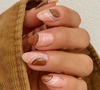 Unhas cor de caramelo, inspiradas em perfumes gourmand, são as manicures perfeitas para as festas de fim de ano