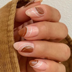 Unhas cor de caramelo, inspiradas em perfumes gourmand, são as manicures perfeitas para as festas de fim de ano