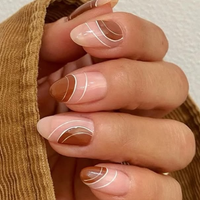 Unhas cor de caramelo, inspiradas em perfumes gourmand, são as manicures perfeitas para as festas de fim de ano