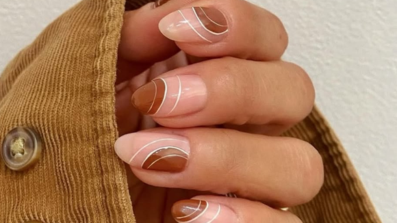 Unhas cor de caramelo, inspiradas em perfumes gourmand, são as manicures perfeitas para as festas de fim de ano