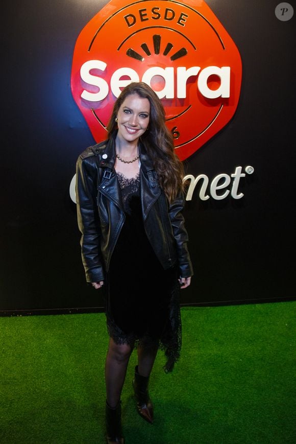 Nathalia Dill apostou em um vestido preto de renda com jaqueta de couro, botas e colar dourado