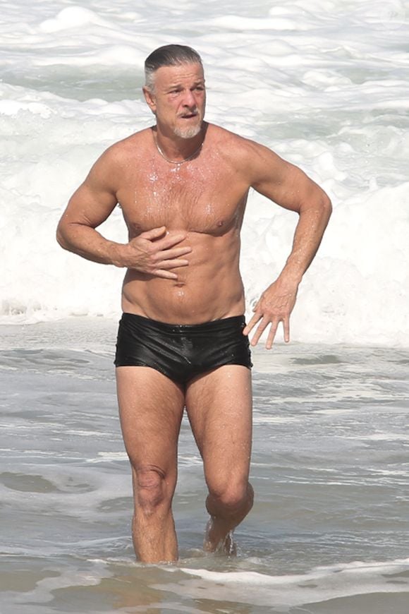 O ator Marcello Novaes aproveitou o sábado ensolarado em São Conrado ao lado do filho Pedro Novaes. As fotos destacaram a boa forma da dupla