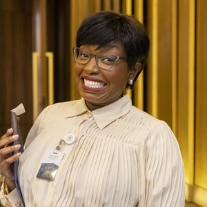 Consuêlo (Belize Pombal) conta que Afonso (Humberto Carrão) tem outra empresa, além da TCA