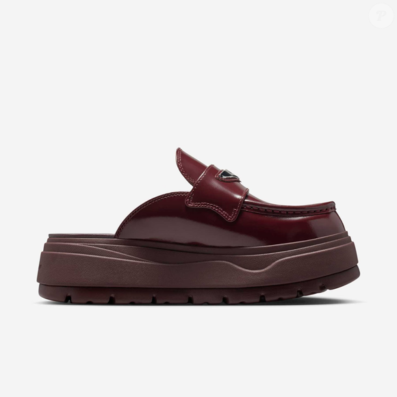 Com sua tonalidade bordô intensa e acabamento brilhante, o Air Jordan Mule Burgundy Crush surge como um daqueles sapatos que poderiam facilmente sair das ruas direto para o tapete do Met Gala sem perder o glamour