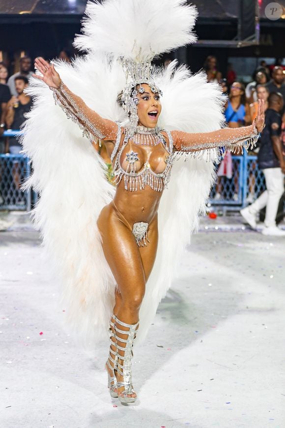 Mulher Melão, musa do Salgueiro, escolheu um look branco com plumas e um tapa sexo mínimo