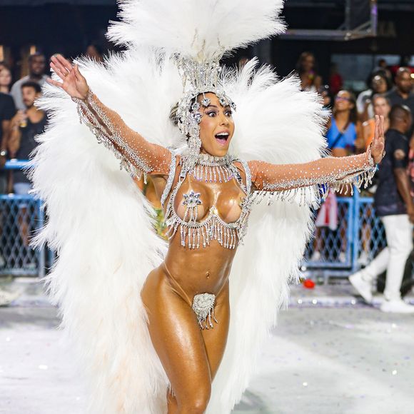 Mulher Melão, musa do Salgueiro, escolheu um look branco com plumas e um tapa sexo mínimo