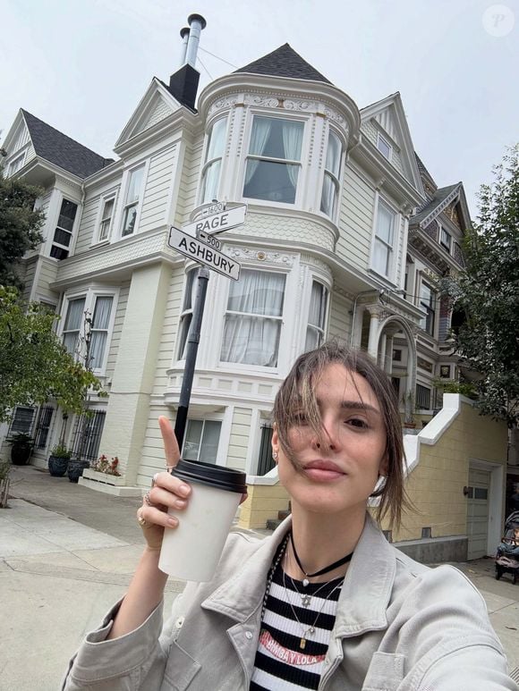 Longe dos figurinos de Naiane, personagem de 'Coração Acelerado', Isabelle Drummond tem apostado em looks confortáveis durante a viagem pelos Estados Unidos. As produções combinam peças casuais com acessórios sofisticados, criando um visual elegante sem abrir mão do conforto