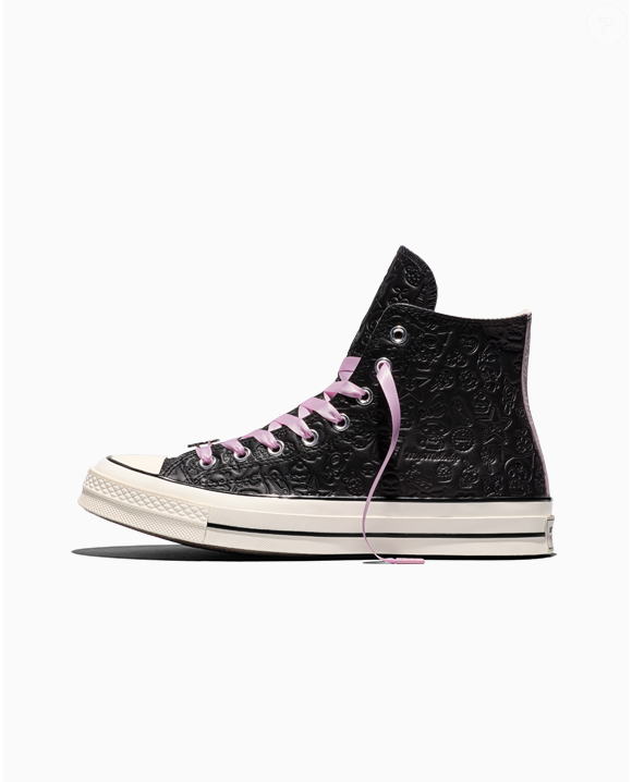 O patch All Star no tornozelo do novo tênis da Converse recebe uma identidade inspirada nas personagens My Melody e Kuromi. A palmilha e a placa traseira também apresentam elementos conjuntos das duas personagens, reforçando a proposta especial da colaboração limitada com Hello Kitty and Friends.