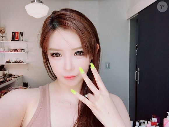 Sempre com um visual diferente, beleza de Park Bom era frequentemente elogiada