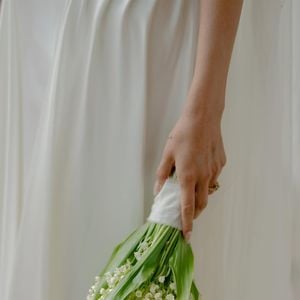 Decoração minimalista mas luxuosa trouxe folhagens de outono, ásteres e folhas de bordo para o cenário romântico