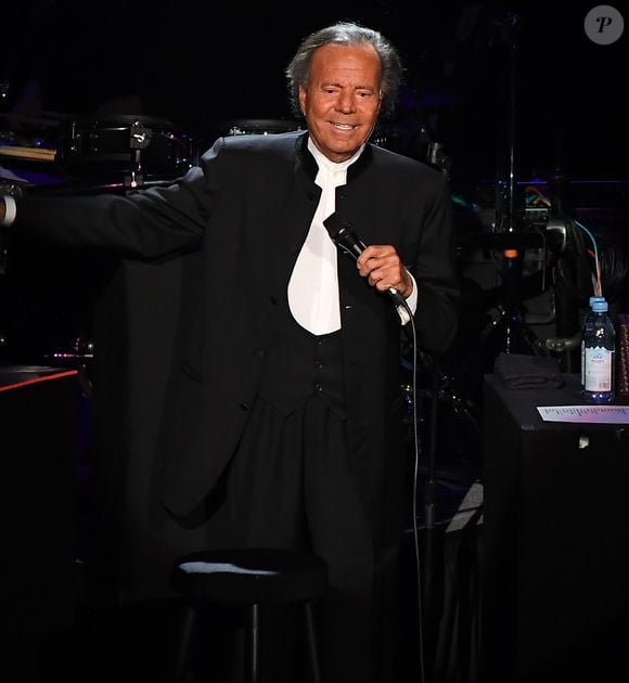 Julio Iglesias ‘colocava os dedos em mim em todos os lugares’, diz funcionária contratada como empregada doméstica