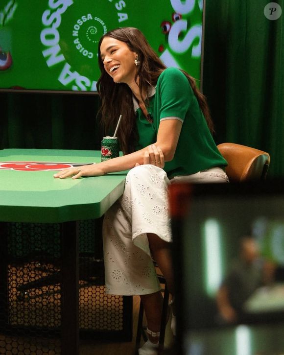 A peça escolhida por Bruna é a sapatilha stretch em branco óptico da Sandy Liang, marcada pelo design retrô e pela construção confortável.