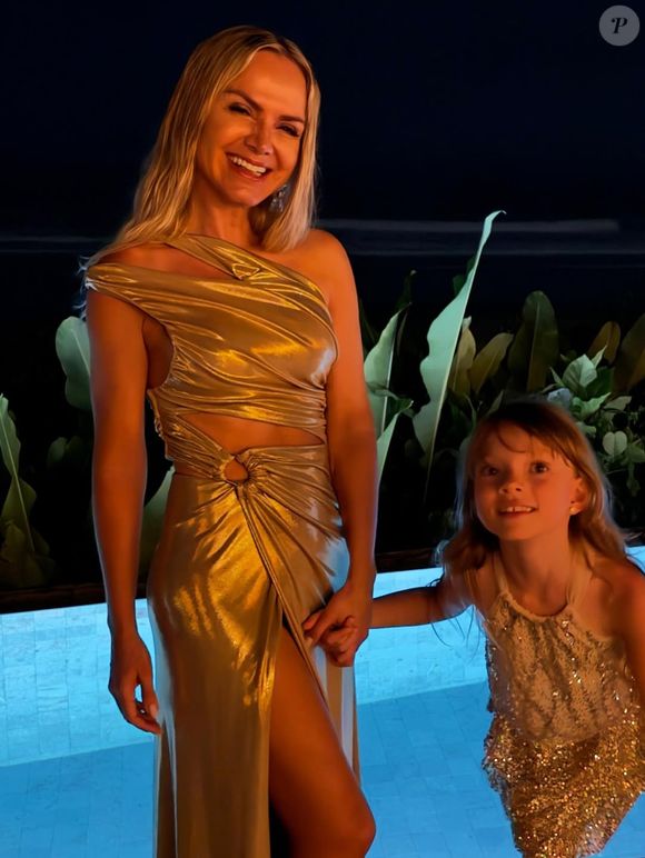 Dourado foi a cor escolhida por Eliana para passar a virada de ano; apresentadora e a filha, Manuella, combinaram looks