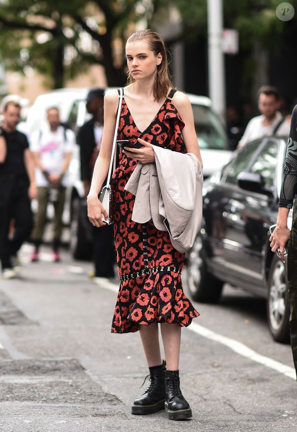 Vestido floral moderno: essa opção é ideal para quem quer fugir do clássico com a estampa