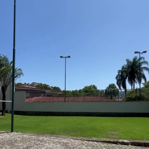 Campo de futebol está entre as opções de lazer da mansão onde Iza morou