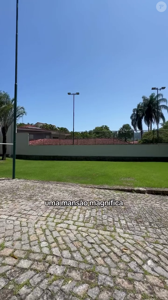 Campo de futebol está entre as opções de lazer da mansão onde Iza morou