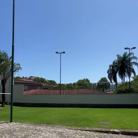 Campo de futebol está entre as opções de lazer da mansão onde Iza morou