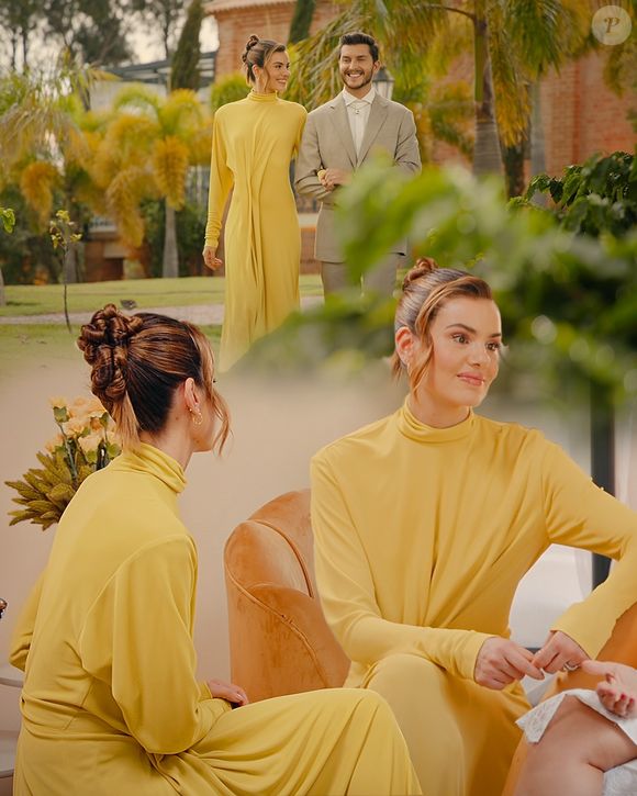 Em um dos episódios, Camila Queiroz esbanjou elegância com look de gola alta e penteado preso, com franja lateral solta