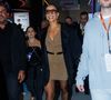 Com look nude e transparência, apresentadora atraiu flashes e olhares no evento