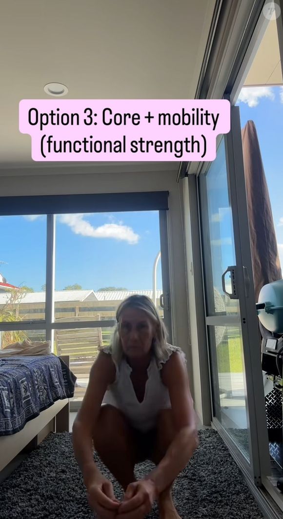 O terceiro exercício físico proposto pela professora Norrise foca principalmente na cadeia posterior e no core, além de dar mobilidade nos movimentos a partir do chão. Seu corpo vai fazer uma espécie de balanço.