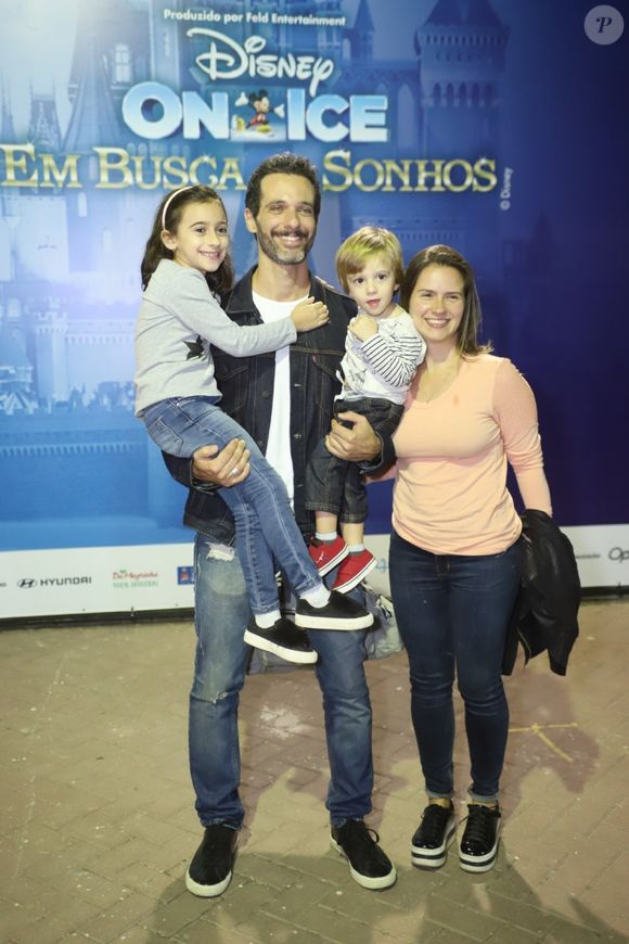 Mouhamed Harfouch, a mulher, e filhos assistiram espetáculo da Disney no gelo