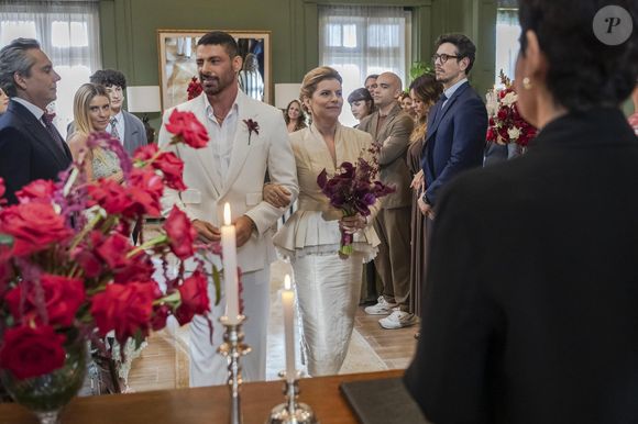 Odete Roitman (Debora Bloch) escolheu flores em tom bordô para seu casamento na novela 'Vale Tudo'