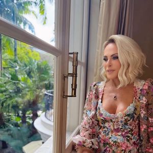 Vestido de noiva de Ana Maria Braga também traz um decote generoso