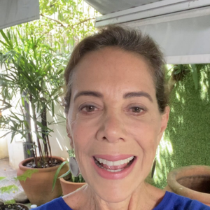 Ângela Vieira atualmente está com 73 anos e continua esbanjando beleza e jovialidade nas redes sociais