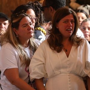 Com Preta Gil no caixão, família e amigos choram morte da cantora no velório