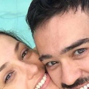 Rosanne Mulholland e Marcos Veras anunciaram a separação nas redes sociais. Os dois são pais de Davi, de 6 anos, e afirmaram que continuarão unidos como família