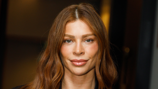 Alfaiataria all black, elegante e atemporal: Grazi Massafera dá pitada criativa a look clássico com detalhe quase imperceptível para lançar 'Dona Beja'