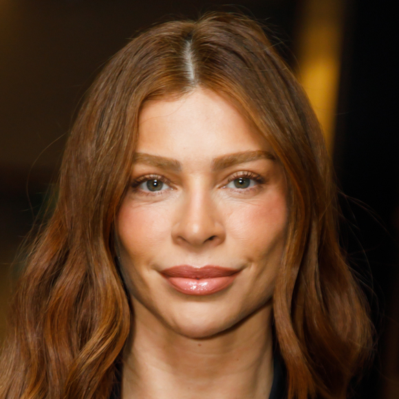 Alfaiataria all black, elegante e atemporal: Grazi Massafera dá pitada criativa a look clássico com detalhe quase imperceptível para lançar 'Dona Beja'