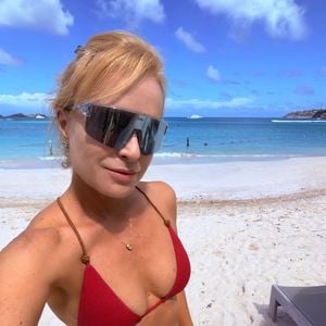 E por último, mas não menos importante, o biquíni vermelho com nó náutico usado pela apresentadora famosa pela sua pinta deu o que falar