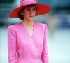 Lady Di era fã assumida de produções monocromáticas, combinando vestido, sapatos, bolsa e até joias na mesma paleta de cor; nesta foto rosa