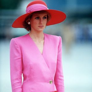 Lady Di era fã assumida de produções monocromáticas, combinando vestido, sapatos, bolsa e até joias na mesma paleta de cor; nesta foto rosa