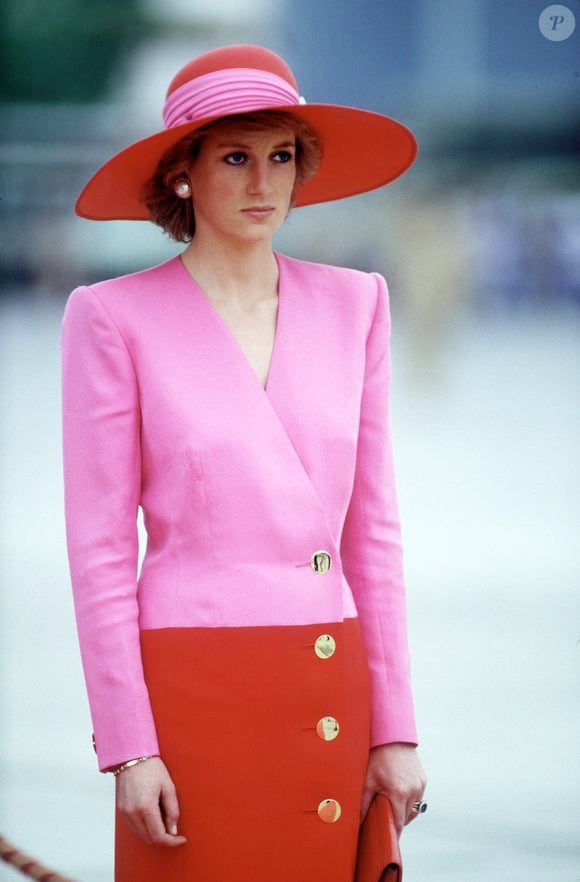Lady Di era fã assumida de produções monocromáticas, combinando vestido, sapatos, bolsa e até joias na mesma paleta de cor; nesta foto rosa