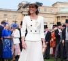 Com um elegante vestido em preto e branco da Self-Portrait, Kate Middleton chamou atenção no Palácio de Buckingham ao combinar moda atemporal com joias carregadas de significado