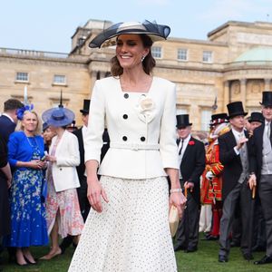 Com um elegante vestido em preto e branco da Self-Portrait, Kate Middleton chamou atenção no Palácio de Buckingham ao combinar moda atemporal com joias carregadas de significado