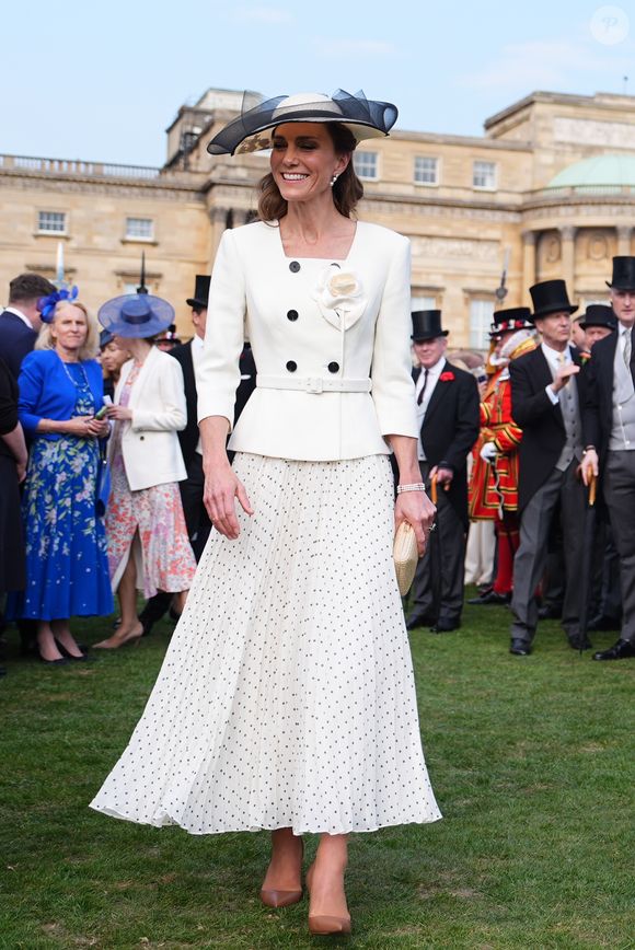 Com um elegante vestido em preto e branco da Self-Portrait, Kate Middleton chamou atenção no Palácio de Buckingham ao combinar moda atemporal com joias carregadas de significado