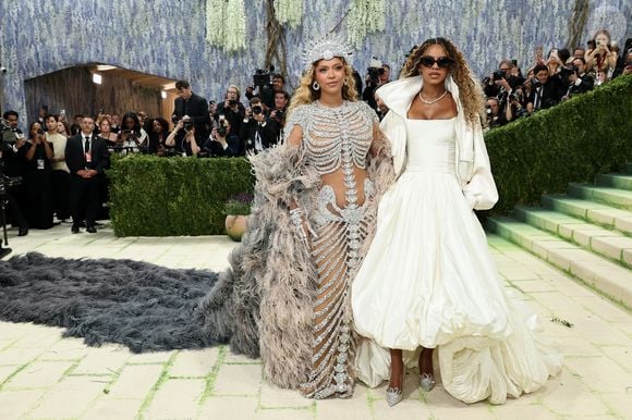 Novata! Blue Ivy Carter estreia no Met Gala 2026 com um look all white ao lado da mãe, Beyoncé, após 10 anos de ausência no evento de moda. A jovem surgiu com um vestido de silhueta volumosa, e sapatos brilhantes na escadaria do Metropolitan Museum of Art