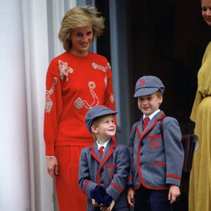Segundo a revista People, o príncipe Harry revelou que a possibilidade de ser feliz após a morte de Lady Di chegou a provocar sentimentos de culpa. O duque de Sussex contou que acreditava precisar permanecer triste para demonstrar a saudade da mãe, mas, com o tempo, percebeu que poderia preservar sua memória sem abrir mão da própria felicidade